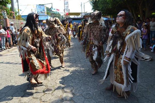 El grupo de baile Los Mercedarios se presentó por segunda vez en Flores Costa Cuca, Quetzaltenango, durante la celebración de su feria patronal. (Foto Prensa Libre: Edgar Girón)