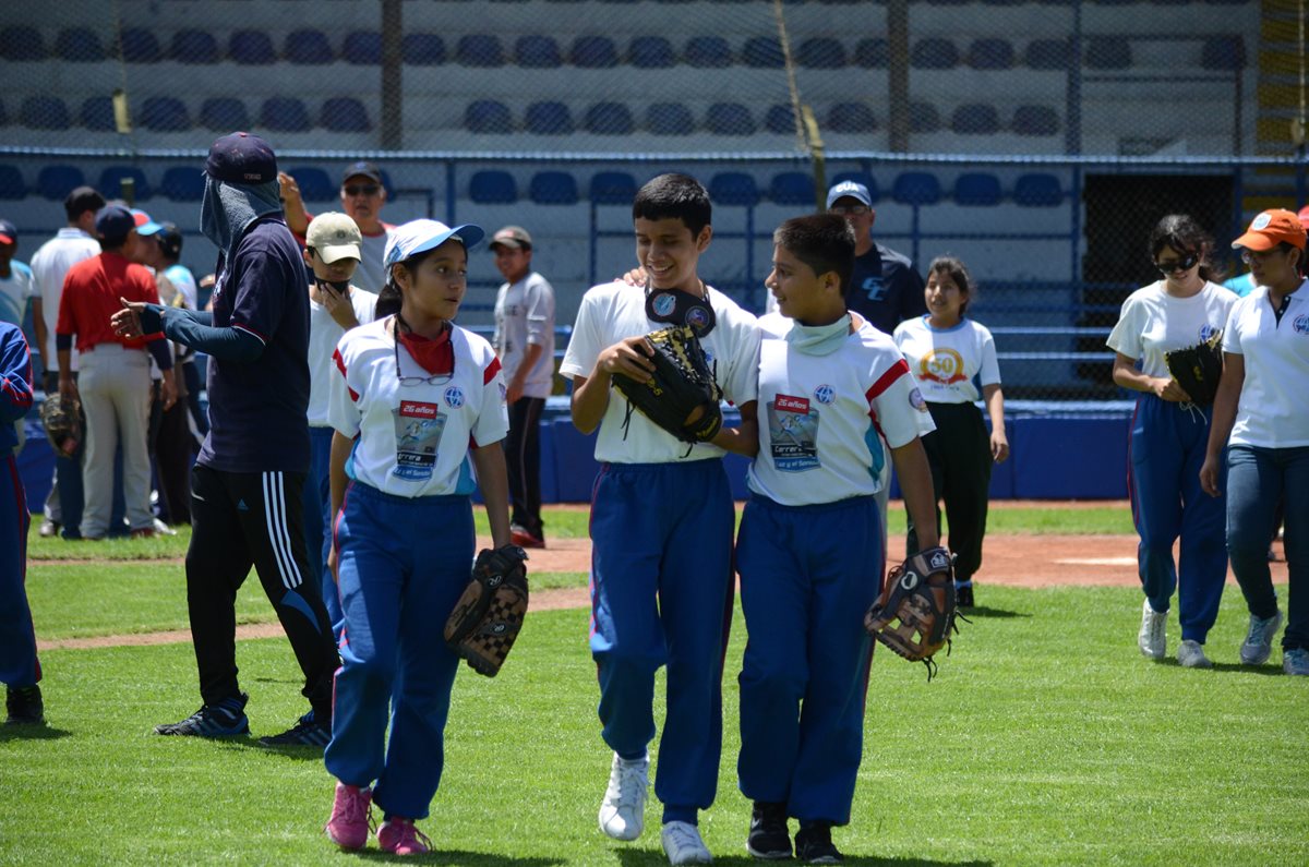 Los niños mostraron su entusiasmo por la práctica del béisbol. (Foto Prensa Libre: Cortesía Estuardo Ibarra, Fedebeis)
