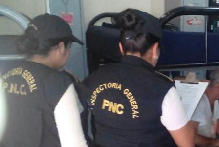 Investigadores permanecen junto a la víctima. (Foto Prensa Libre: PNC).