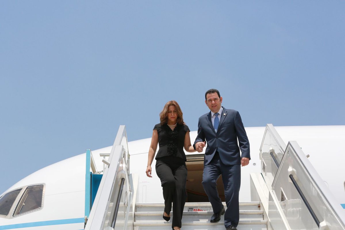 En el avión que transportó a Jimmy Morales y su esposa, también viajaron 44 personas, entre ellos, diputados y funcionarios de gobierno. (Foto Prensa Libre: Hemeroteca PL)