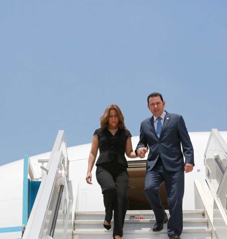 En el avión que transportó a Jimmy Morales y su esposa, también viajaron 44 personas, entre ellos, diputados y funcionarios de gobierno. (Foto Prensa Libre: Hemeroteca PL)