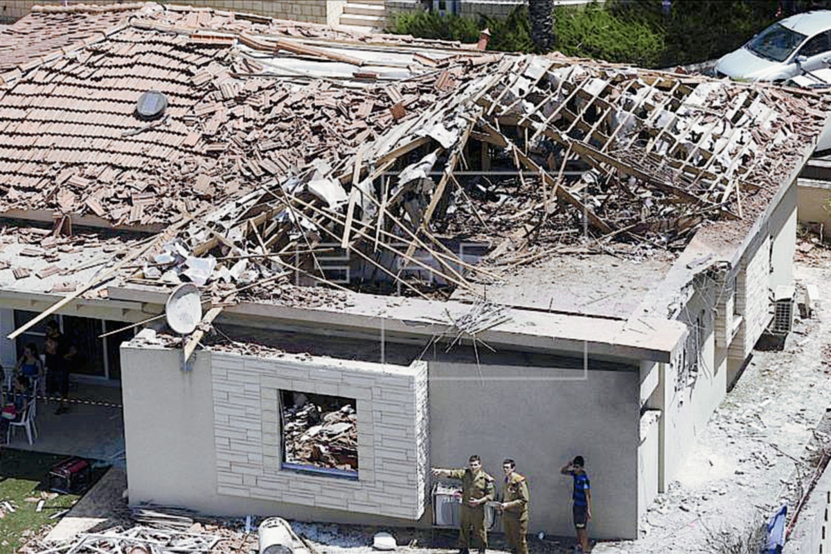 Vista de una vivienda dañada por un cohete procedente de Gaza, en Ashkelon. (Foto Prensa Libre: EFE).