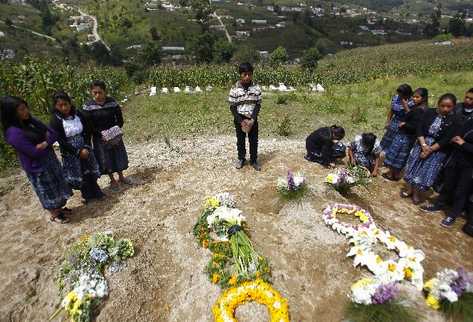 ESTUDIANTES DE la Escuela Normal Rural de Occidente visitan la tumba de tres de víctimas.