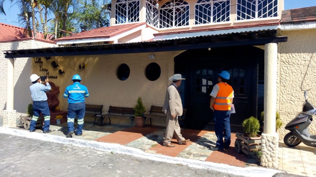 Personal de Energuate suspende el servicio en la residencia del concejal, Marlon Gómez López. (Foto Prensa Libre: Cristian Icó)