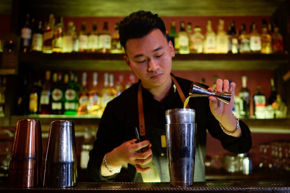 Pham Tien Tiep es un vietnamita que reta con un cóctel a un país cervecero. (Foto Prensa Libre: AFP)