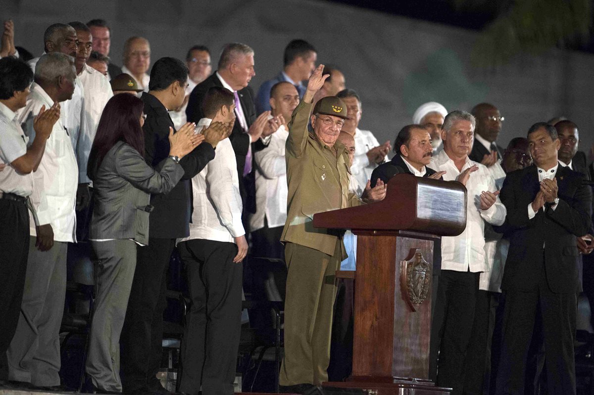 Raúl Castro (al centro), junto a líderes de la izquierda latinoamericana, preside la ceremonia en honor del fallecido Fidel Castro. (Foto Prensa Libre: AFP).