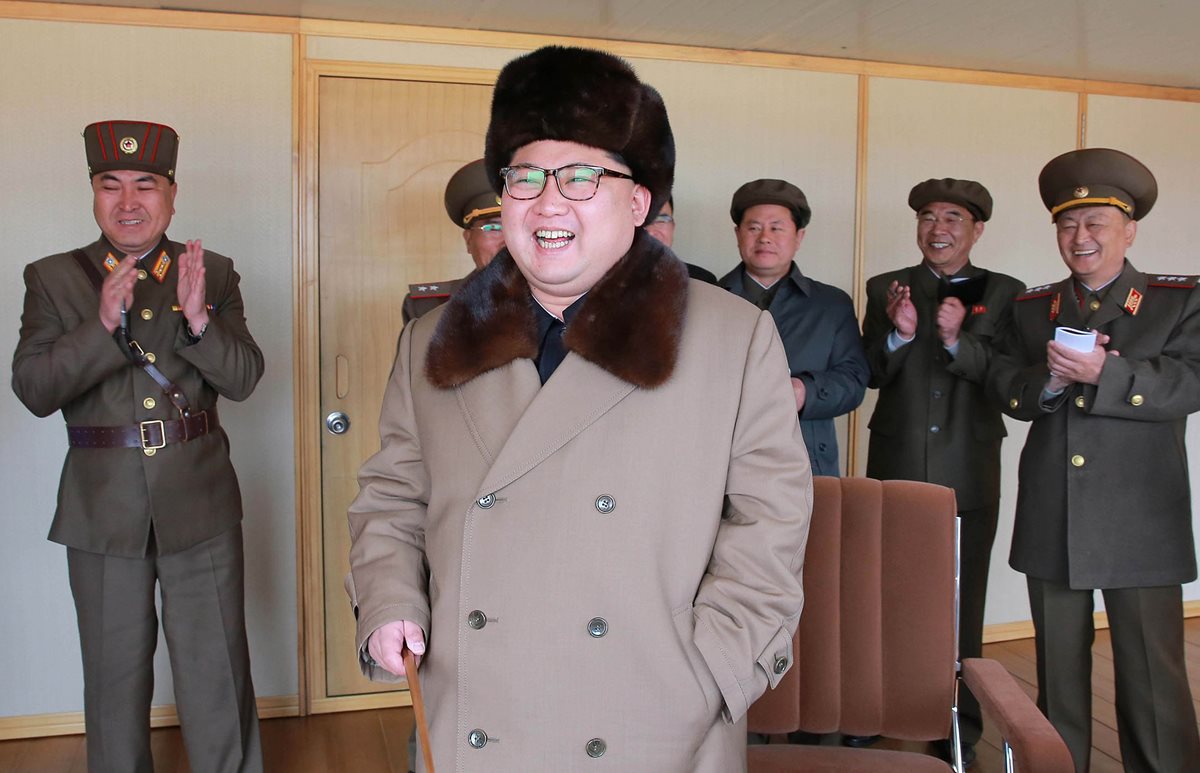 El líder norcoreano, Kim Jong-un, durante una presentación militar rodeado de altos mandos castrenses. (Foto Prensa Libre: AFP).