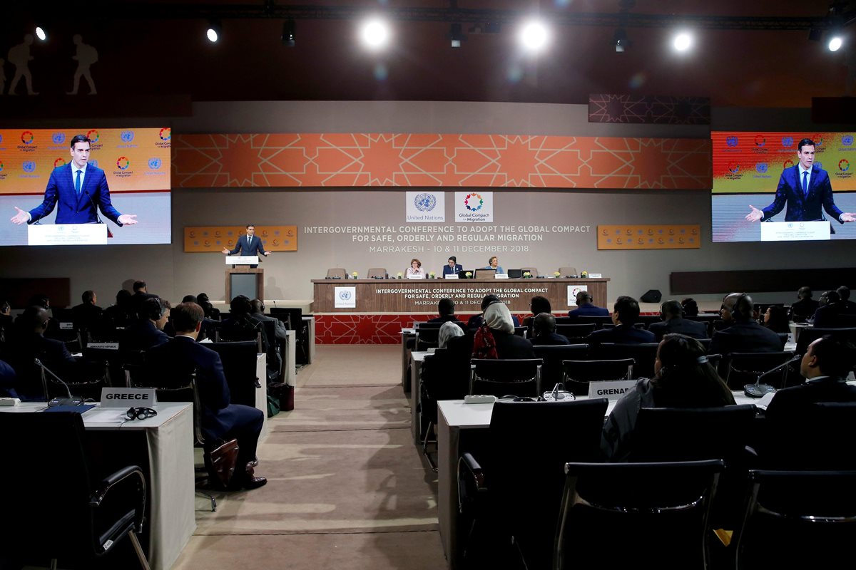 El presidente del Gobierno español, Pedro Sánchez, durante su intervención en la cumbre sobre la migración organizada por Naciones Unidas en Marruecos. (Foto Prensa Libre: EFE)