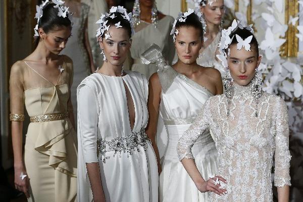 Modelos en la pasarela muestran creaciones de Alexis Mabille, colección que destaca por el uso del blanco, durante un desfile de la Semana de la Alta Costura de París. (Foto Prensa Libre: EFE)