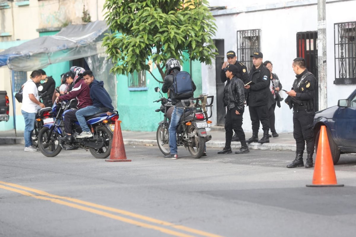 PNC realiza operativos contra banda que se dedica al robo de celulares.(Foto Prensa Libre: Erick Ávila)