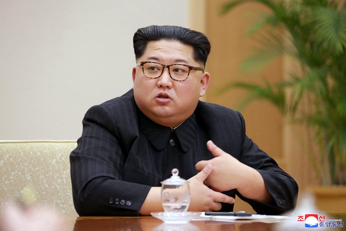 El líder norcoreano, Kim Jong-un, anunció este viernes la suspensión de las pruebas atómicas y misilísticas de su país. (Foto Prensa Libre:EFE).