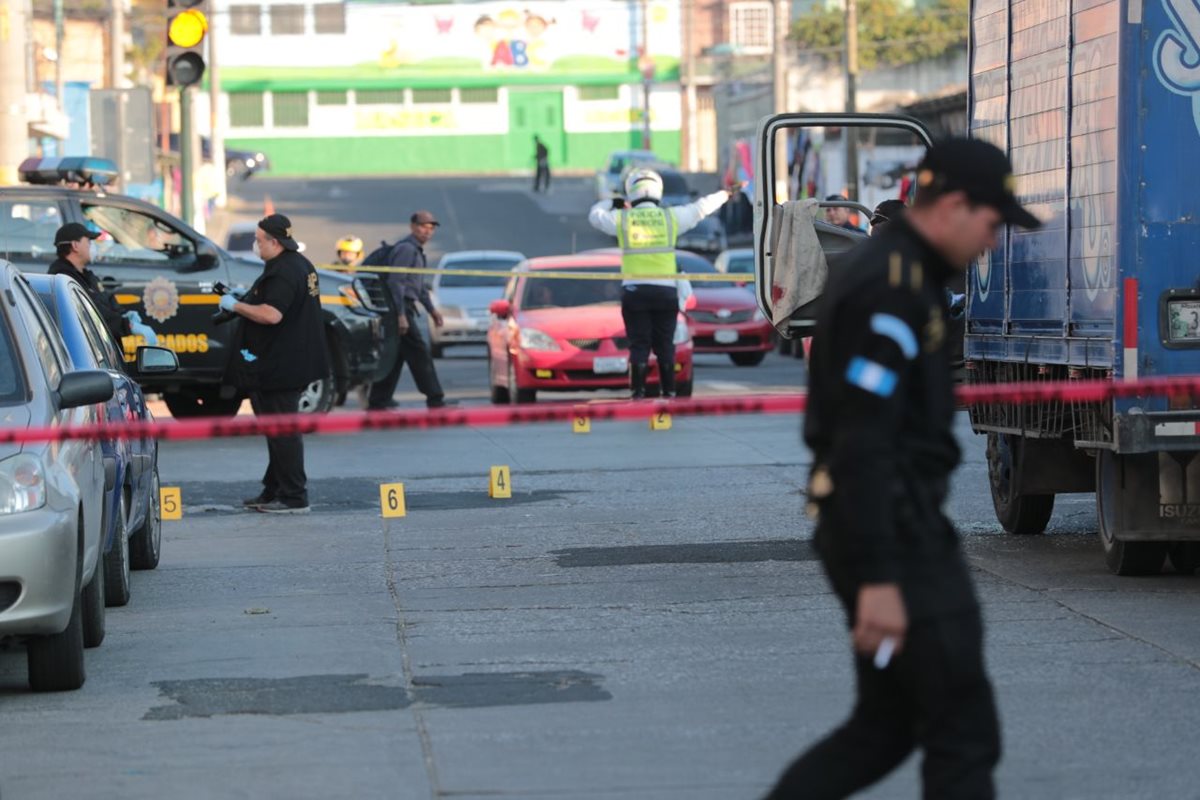 En dos sucesos de violencia, presuntos pandilleros, atacaron a balazos a empleados de una empresa repartidora de agua embotellada. (Foto Prensa Libre: Álvaro Interiano)