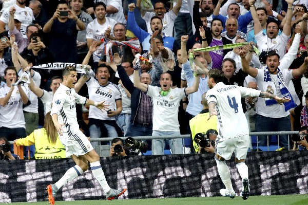 Cristiano Ronaldo celebra con Sergio Ramos uno de los goles contra el Atlético. (Foto Prensa Libre: AFP).