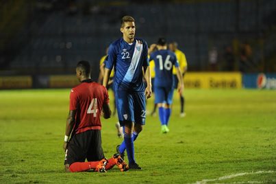 Minor Ignacio López Campollo se marcha cabizbajo del estadio Mateo Flores, por la derrota ante Trinidad y Tobago (Foto Prensa Libre: Óscar Felipe)