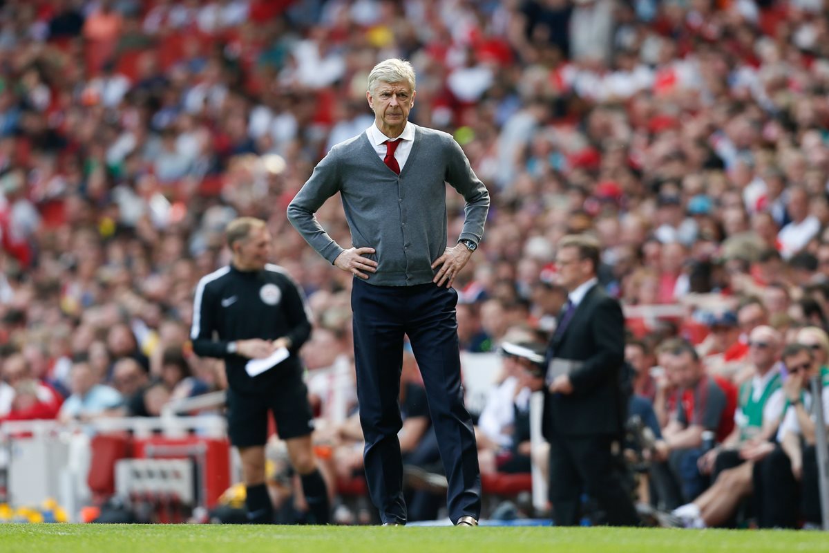 Arsene Wenger observa a sus pupilos en durante el juego entre el Arsenal y el West Ham. (Foto Prensa Libre: AFP)