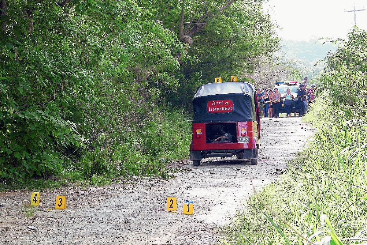 Agentes policiales  acordonan el área donde desconocidos ultimaron al piloto de un mototaxi en Sanarate, El Progreso. (Foto Prensa Libre: Héctor Contreras)