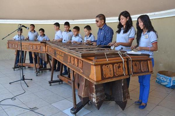 Los niños de la marimba de la academia municipal ofrecieron un concierto. (Foto Prensa Libre: Édgar Girón).