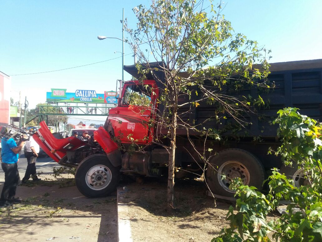 Este fue el camión de volteo que produjo el accidente. (Foto Prensa Libre: La Red)