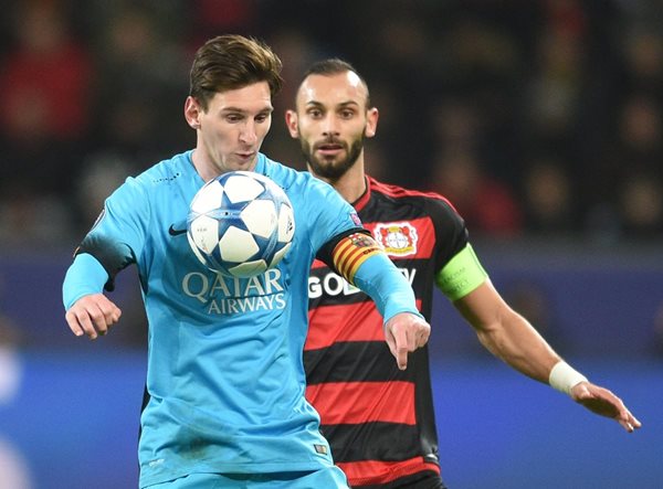 Omer Toprak, del Leverkusen, intenta despojar del esférico a Lionel Messi. (Foto Prensa Libre: AP)