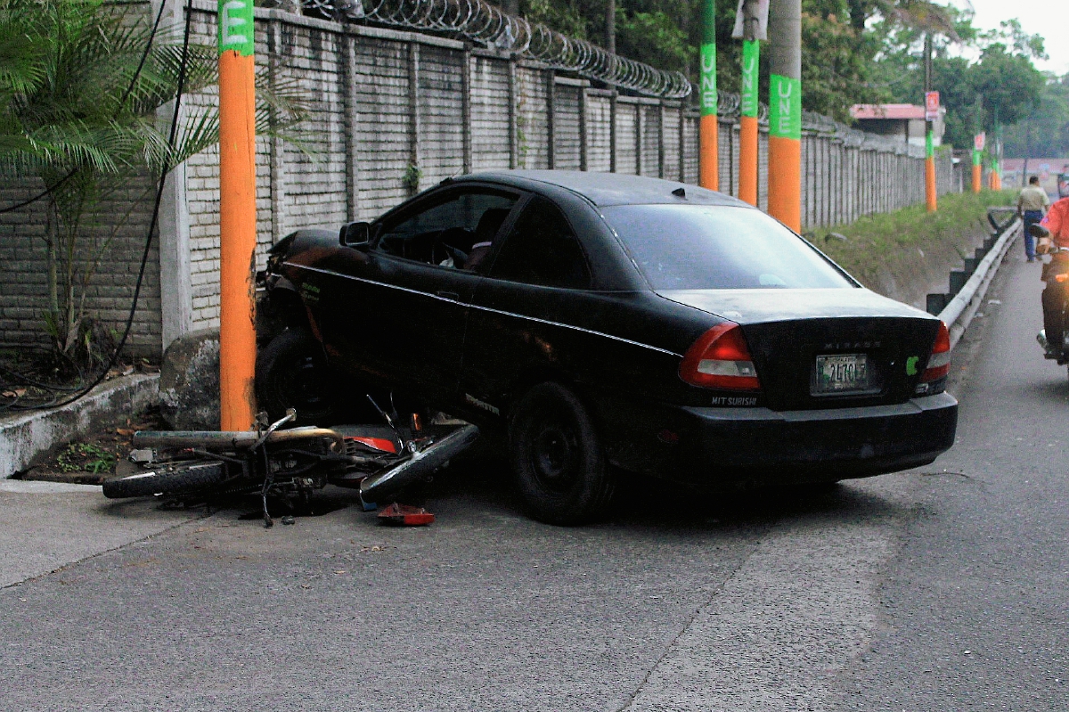 Motocicleta en la que viajaban dos supuestos delincuentes que fueron arrollados en Escuintla. (Foto Prensa Libre: Enrique Paredes)