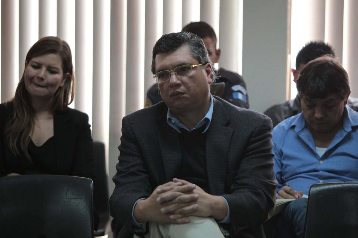 Gustavo Martínez,  al centro, durante la primera parte de la audiencia el Ministerio Público imputa varios delitos. (Foto Prensa Libre: P. Raquec)