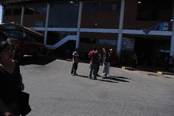 Usuarios del transporte extraurbano esperan en la terminal de buses de San Marcos, donde no había unidades.