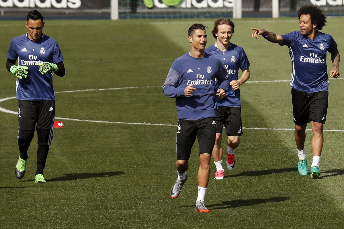 Keylor, Cristiano, Modric y Marcelo durante el entrenamiento de este viernes en Valdebebas. (Foto Prensa Libre: EFE)