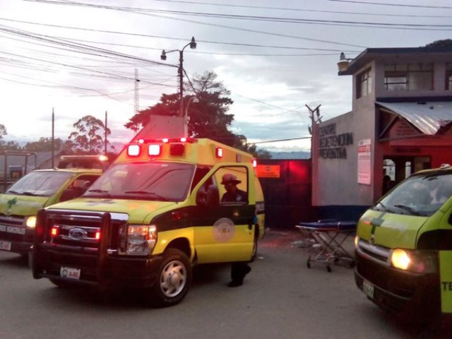 Los Bomberos Municipales desplegaron cuatro unidades para atender la emergencia. (Foto Prensa Libre: CBM)