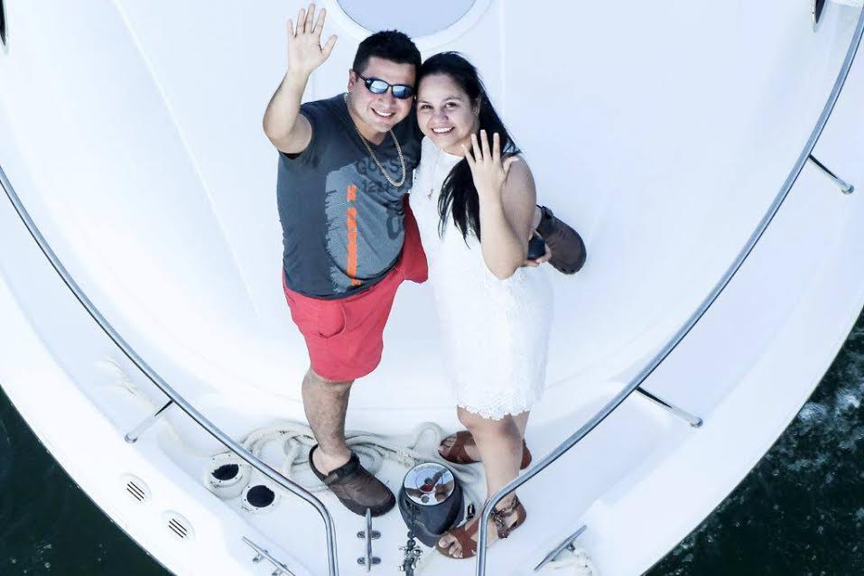 La feliz pareja sonríe, mientras Sagastume muestra su anillo de compromiso. (Foto Prensa Libre Dony Stewart)