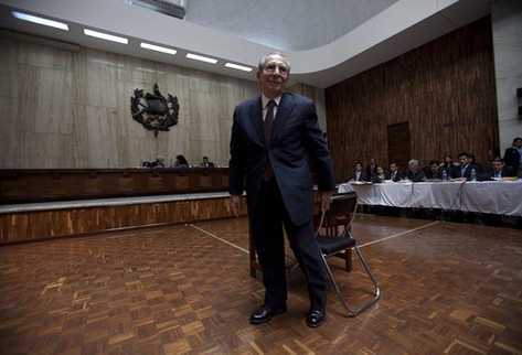 Ríos Montt se levanta del banquillo de los acusados. (Foto Prensa Libre: EFE)