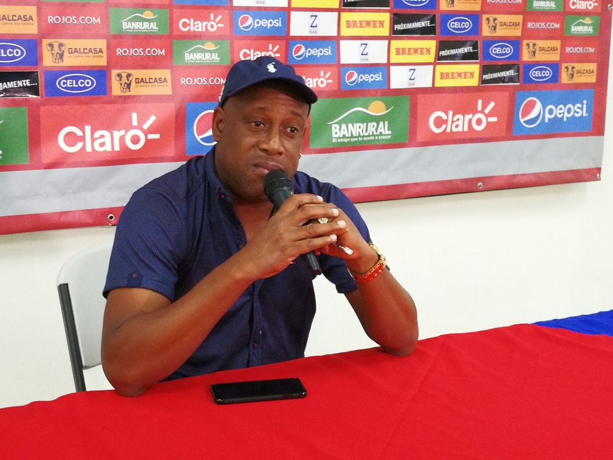 Hernán Medford, técnico de Municipal, confía que las cosas cambien para bien en su equipo. (Foto Prensa Libre: Jorge Ovalle).