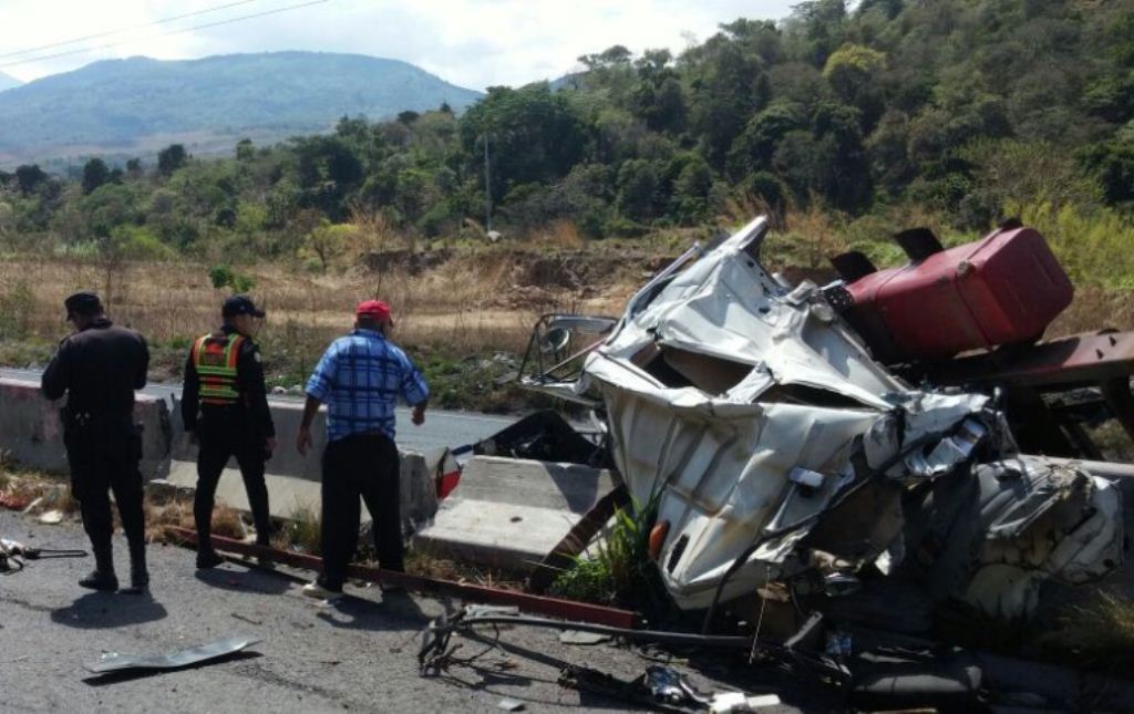 Lugar donde se registró el accidente en el km 33.5 de la ruta a El Salvador. (Foto Prensa Libre: Bomberos Voluntarios).