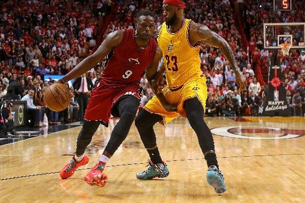 Luol Deng enfrenta a LeBron James durante partido. (Foto Prensa Libre: AFP)