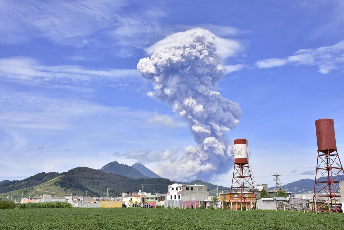 Erupción del volcán Santiaguito sorprende a vecinos de Quetzaltenango y Retalhuleu. (Foto Prensa Libre: EFE)