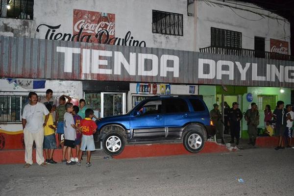 Una pareja de esposos se encontraban comienda afuera de una tienda, cuando un conductor ebrio los atropelló en La Fragua, Zacapa. (Foto Prensa Libre: Erick de la Cruz)