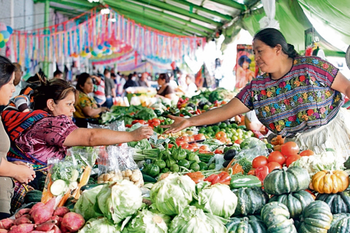 LA DIACO hizo una revisión en los mercados para verificar el precio de las verduras para el fiambre. (Foto Prensa Libre: Álvaro Interiano)