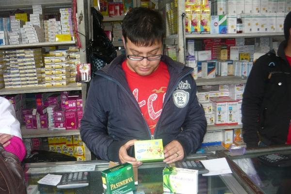 Dolman Bravo, dependiente de una farmacia, muestra tranquilizantes naturales de mayor venta. (Foto Prensa Libre: Genner Guzmán)