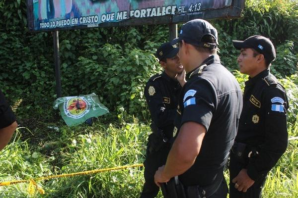 Agentes de  la PNC, en la escena del crimen ocurrido en Mazatenango, Suchitepéquez. (Foto Prensa Libre: Danilo López)
