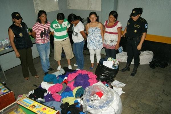 Las cinco mujeres capturadas por la Policía cuando sustraían mercadería de un local comercial. (Foto Policía Nacional Civil)<br _mce_bogus="1"/>
