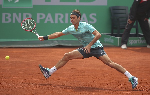 Roger Federer busca la pelota durante el encuentro ante Daniel Gimeno-Traver en el Torneo de Estambul. (Foto Prensa Libre: AP).