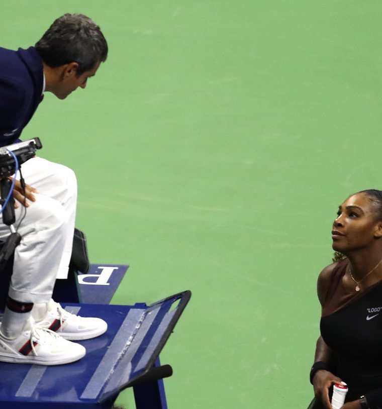 Serena Williams le reclama al umpire Carlos Ramos. (Foto Prensa Libre: AFP)