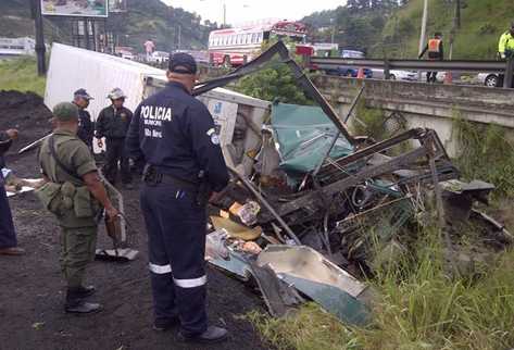 El accidente generó congestionamiento vial. (Foto Prensa Libre: Erick Ávila)