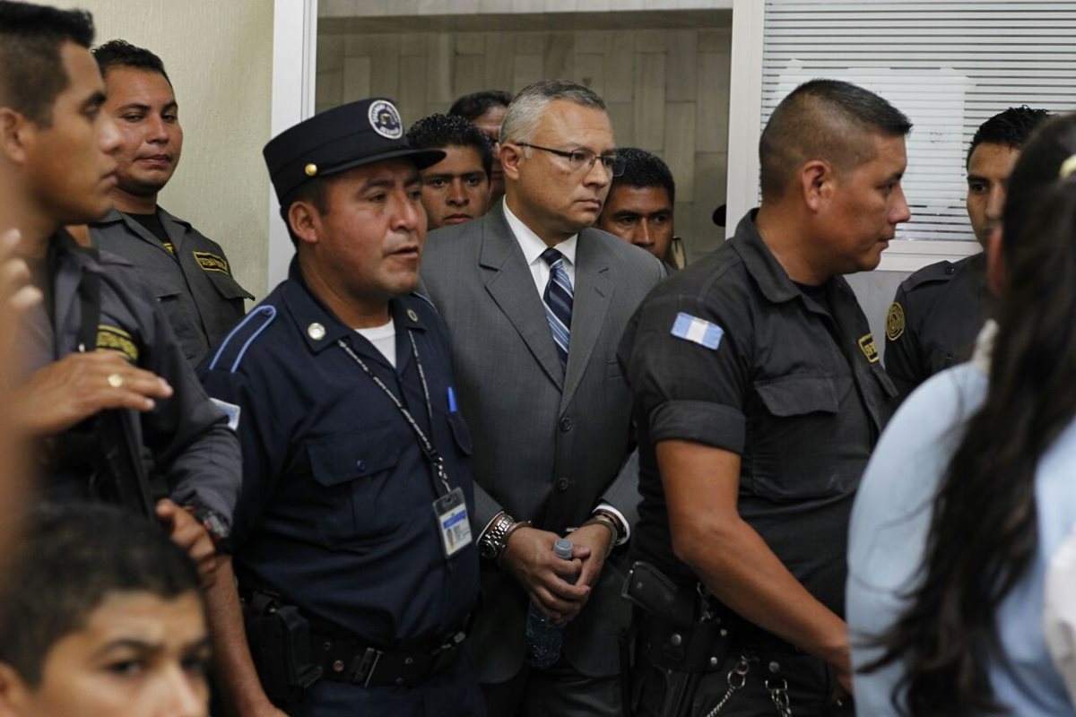 Salvador González, alias Eco, ingresa al Juzgado Tercero Penal, en la Torre de Tribunales.(Foto Prensa Libre: Paulo Raquec)