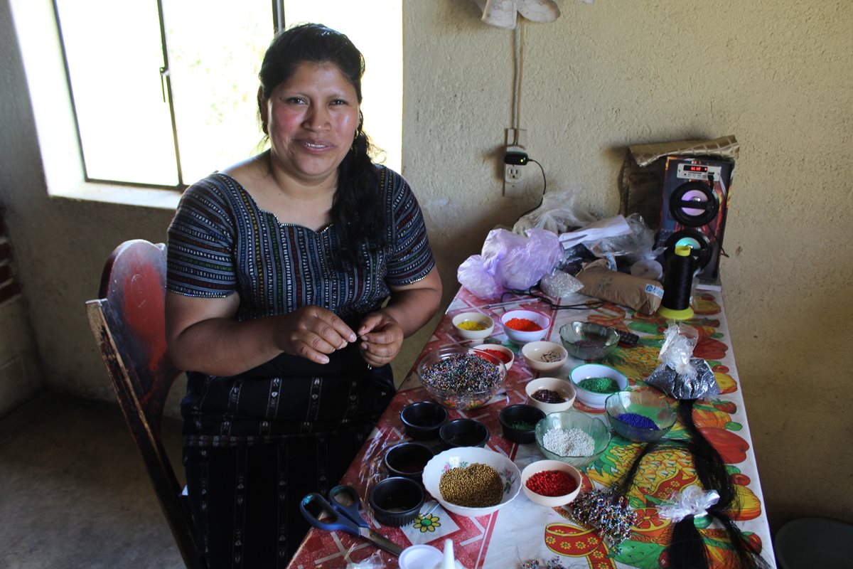 Olga Tunay Castro, quien elabora productos con mostacilla, tiene su taller en Chaquiyjá Central, Sololá. (Foto Prensa Libre: Cortesía de Puente de Amistad).