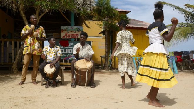 El baile y las canciones garífunas, descendientes de los esclavos negros de África llevados a el Caribe, son Patrimonio Cultural Inmaterial de la Humanidad de la UNESCO. (Foto Prensa Libre:GETTY IMAGES)