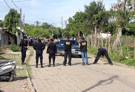 Escena del crimen cometido el lunes último contra un hombre que se movilizaba en un picop, en     San Pedro Pinula, el municipio con el mayor índice de crímenes en Jalapa.