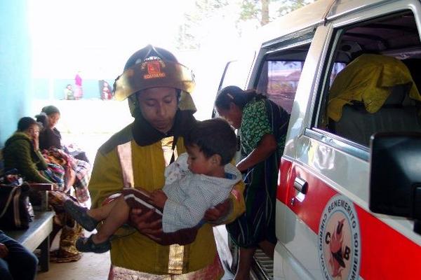 Un niño se amputó tres dedos con una sierra eléctrica por descuido de varios adultos. (Foto Prensa Libre: Oscar Figueroa)<br _mce_bogus="1"/>