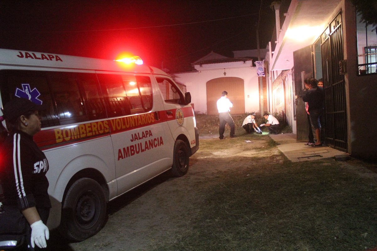 Socorristas resguardan lugar donde vecinos localizaron el cadáver de un recién nacido, en la cabecera de Jalapa. (Foto Prensa Libre: Hugo Oliva)