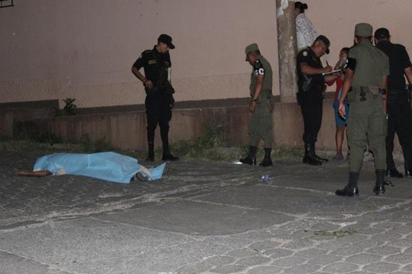 Autoridades reúnen evidencias en el lugar donde murió baleado César Isidro Valenzuela, en Jutiapa. (Foto Prensa Libre: Óscar González)