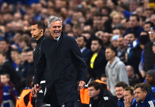 José Mourinho (c) se muestra sonriente en el partido entre su equipo, el Chelsea, y el Dynamo Kiev (Foto Prensa Libre: AFP)